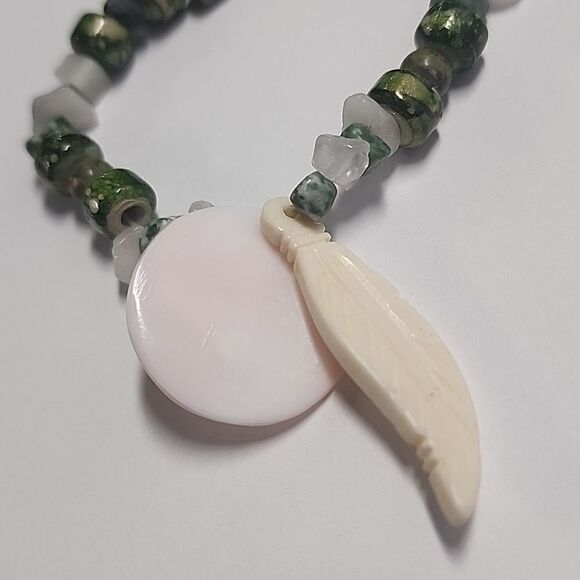 Unique Beaded Stretch Bracelet Feather Charm Animal Circle Green Ivory - Picture 2 of 4